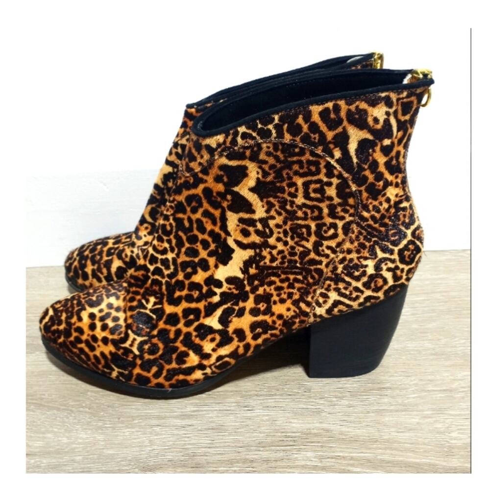 Cynthia Vincent Dane Leopard Ankle Boots with gold zippers Size 8